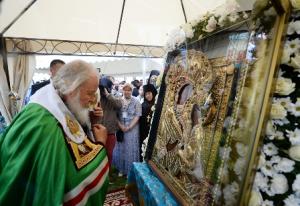Патриарх Кирилл перед Тихвинской иконой Божией Матери
