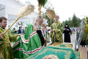 Святейший Патриарх Кирилл у раки с мощами преп. Серафима Саровского