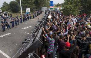 Мигранты штурмуют границу