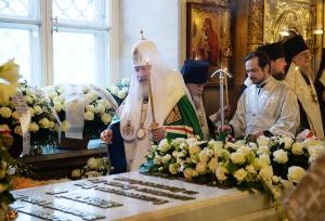 Патриарх Кирилл у могилы Алексия II