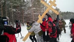 Федор Конюхов устанавливает поклонный крест