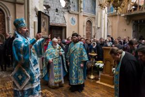Божественная литургия в разрушенном Иверском монастыре Донецка