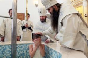Митрополит Нижегородский Георгий совершает Таинство Крещения