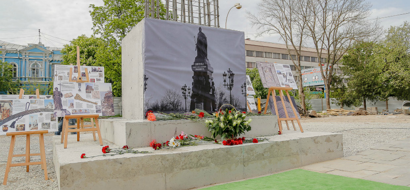 Фундамент будущего памятника Екатерине II в Симферополе