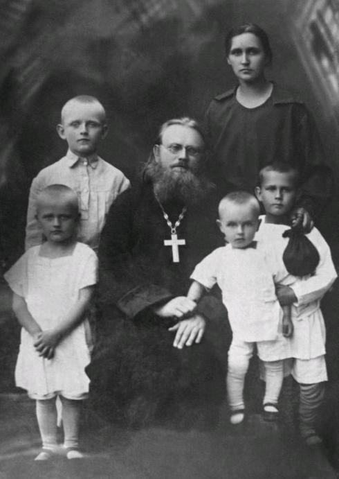 Протоиерей Михаил с супругой Зиновией Николаевной и детьми