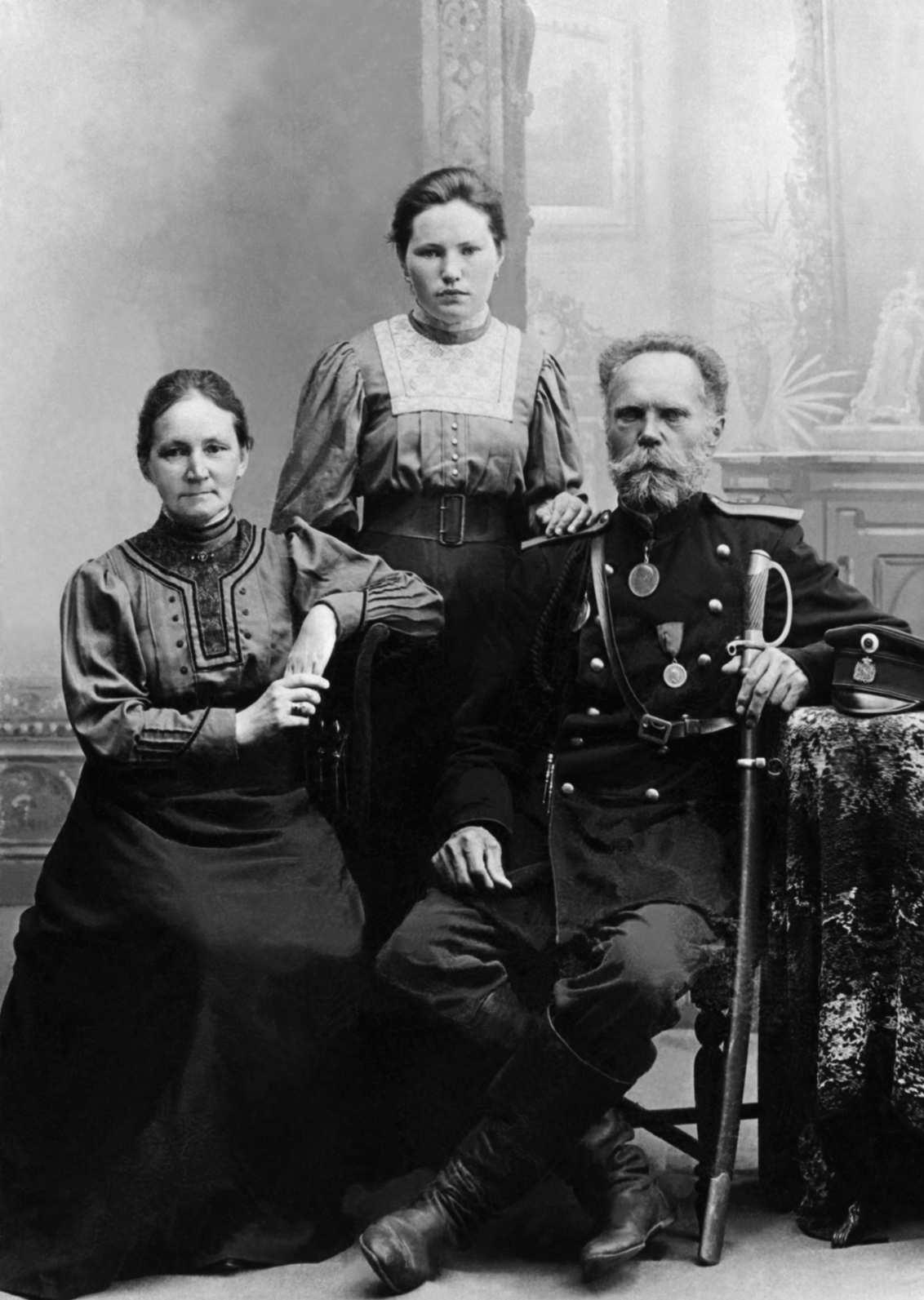 Нина Кузнецова с родителями