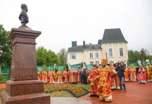 Митрополит Тамбовский Феодосий освящает памятник Государю Николаю II