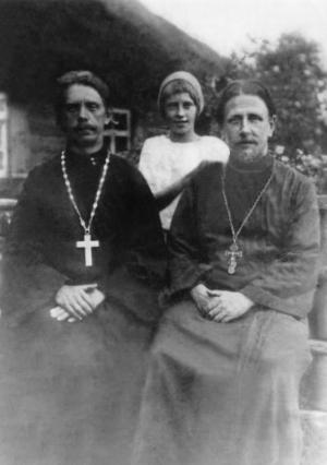 Священник Павел Брянцев (справа) с братом, священником Николаем, и дочерью Елизаветой. 1931 год