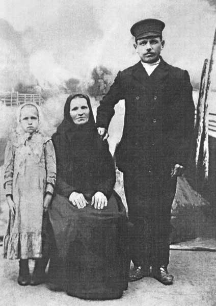 Андрей Матвеевич Трофимов с семьей
