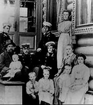 Протоиерей Философ и его супруга Елена Николаевна с детьми