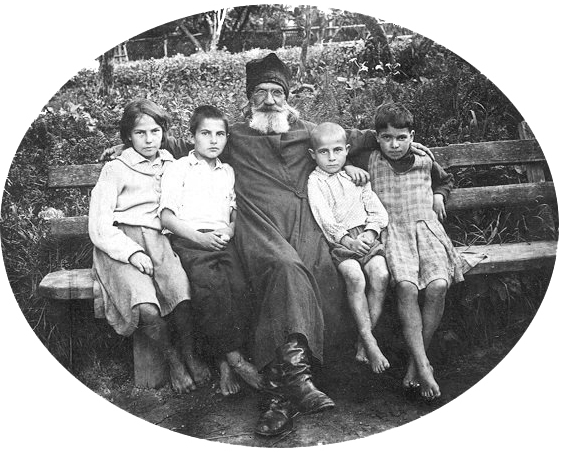 Протоиерей Александр Парусников (1879-1938) с детьми