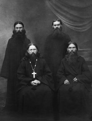 Слева направо: сидят иеромонахи Никон (Беляев) и Геронтий (Ермаков); стоят монах Кирилл (Зленко) и послушник Родион (Шейченко)