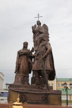 Памятник святым Петру и Февронии Муромским в Чебоксарах