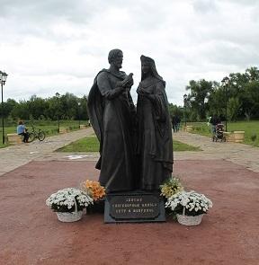 Памятник святым Петру и Февронии Муромским в Серпухове