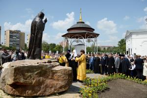 Патриарх Кирилл освящает памятник в Орле