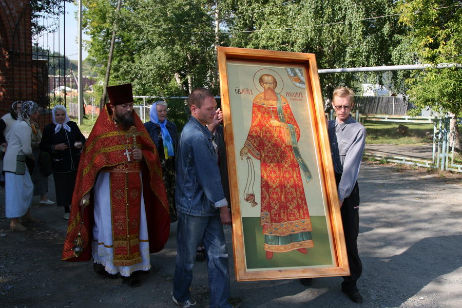 Крестный ход с иконой священномученика Иоанна Плотникова в Старопышминске