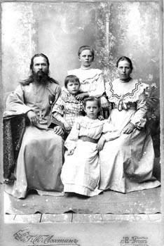Священник Всеволод Иванович Потеминский с семьёй