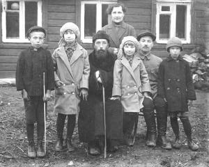 Протоиерей Петр Пушкинский, его сын Сергей (крайний слева) и дочь Нина (крайняя справа). 1927г .jpg