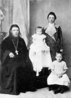 Священник Тихон Архпнгельский с супругой Хионией Ивановной и дочерьми Александрой (старшая, справа) и Юлией