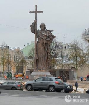 Памятник святому князю Владимиру на Боровицкой площади в Москве