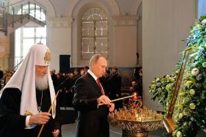 Святейший Патриарх Кирилл и Владимир Путин на выставке Россия – Моя история. 1945 – 2016