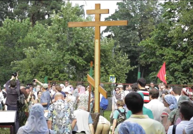 Поклонный крест в московском парке Торфяновка