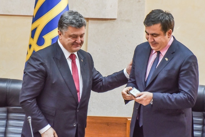 Пётр Порошенко вручает Михаилу Саакашвили удостоверение главы Одессы
