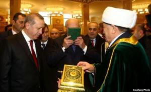 Лукашенко целует Коран