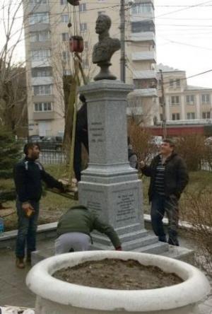 Рабочие устанавливают памятник Государю Николаю II во Владивостоке
