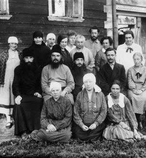 Священник Сергий Мечев (во втором ряду второй слева). Конец 1920-х