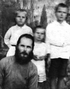 Священник Михаил Березин (1889-1938) с сыновьями