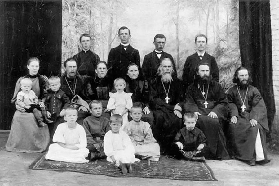 Семья Трапицыных. Второй справа иерей Александр Трапицын с сыном, третья слева матушка София с пятью детьми