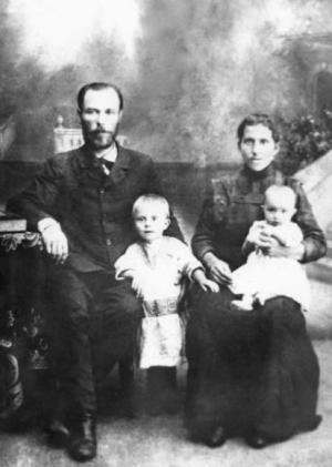 Евфимий Тихонравов Сергеевич (1881-1938) с супругой Татьяной и детьми