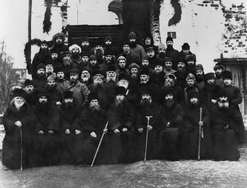 Соловецкий концлагерь. 1925 год. Во втором ряду (3-й слева) Иван Васильевич Попов