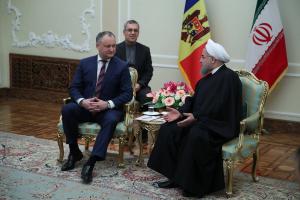 Лидеры Молдавии и Ирана на фоне флагов двух государств