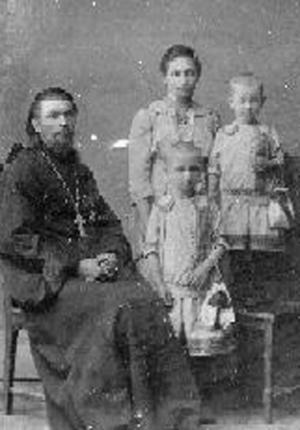 Священник Александр Абиссов с супругой Надеждой Алексеевной и дочерьми: Татьяной и Анной. Углич, 1914г.