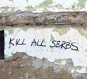 Надпись *Убей всех сербов*