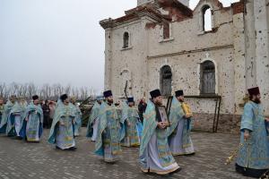 Крестный ход у Иверского монастыря в Донецке
