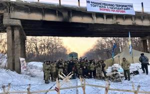 Блокированная радикалами жд магистраль на Донбассе