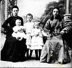 Священник Павел Васильевич Косминков (1875-1938) с супругой и детьми