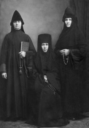 Инокиня Наталия Бакланова (1890-1938) и послушницы Евдокия (справа) и Анастасия Прошкины