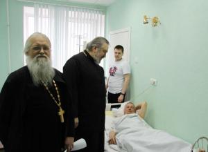 Петербургские священники навещают раненых в теракте