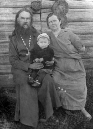 Протоиерей Сергий с супругой Александрой Васильевной и внучкой