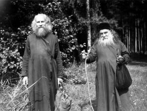В лесу, военный период. О. Михаил Васнецов с Епископом Сергием (Королёвым)