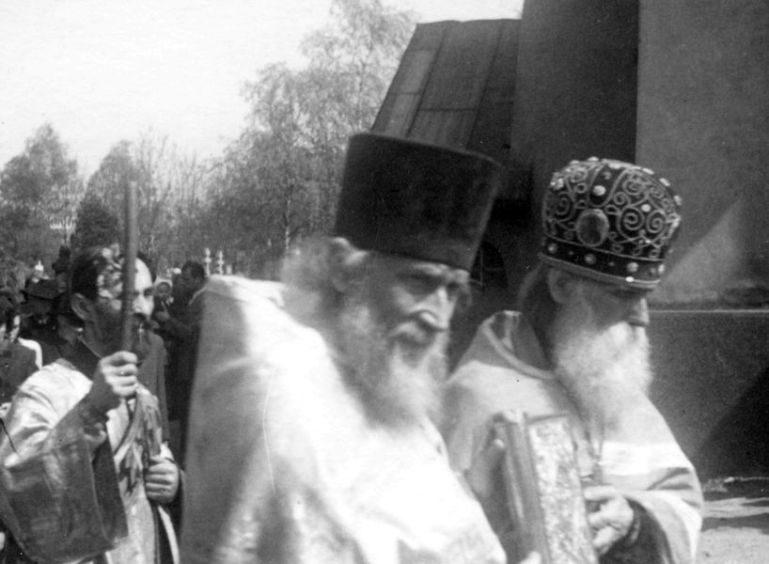 На Ольшанском кладбище в Праге. О.Михаил Васнецов с архимандритом Иннокентием. Примерно 1946–1947 годы.