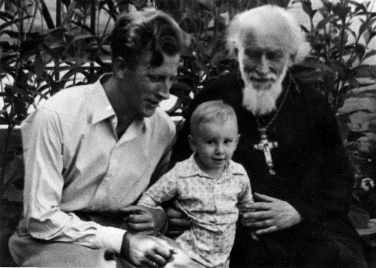 Август 1957 г. Киев. О.Михаил Васнецов с сыном Виктором и внуком Михаилом