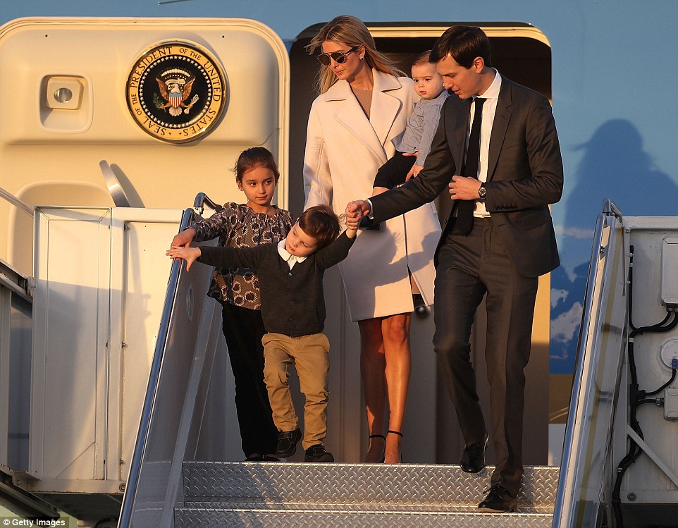 Семья Иванки Трамп спускается с самолёта