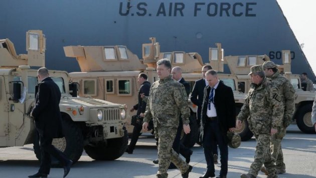 Пётр Порошенко с пистолетом на ноге принимает американскую военную технику