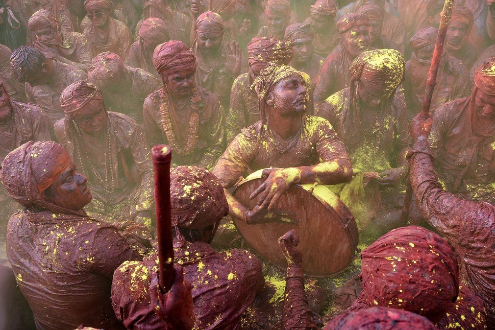 Индуисты празднуют фестиваль красок