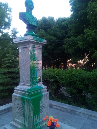 Осквернённый памятник Государю Николаю II во Владивостоке